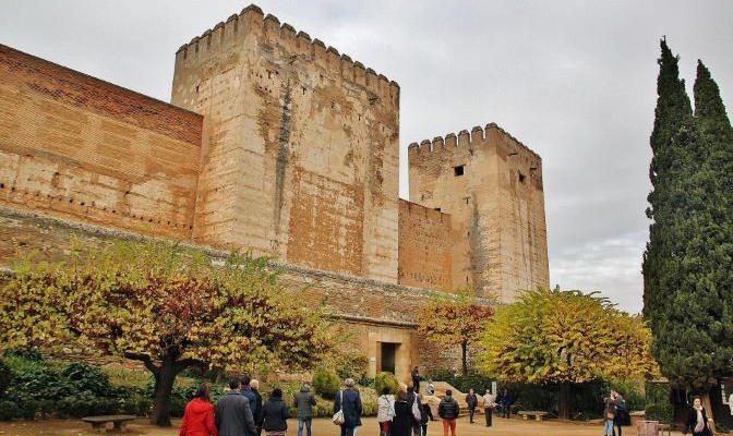 Eastern facade of the Alhambra Alcazaba in Granada, with the Torre del Homenaje on the right and the entrance from Plaza de los Aljibes.